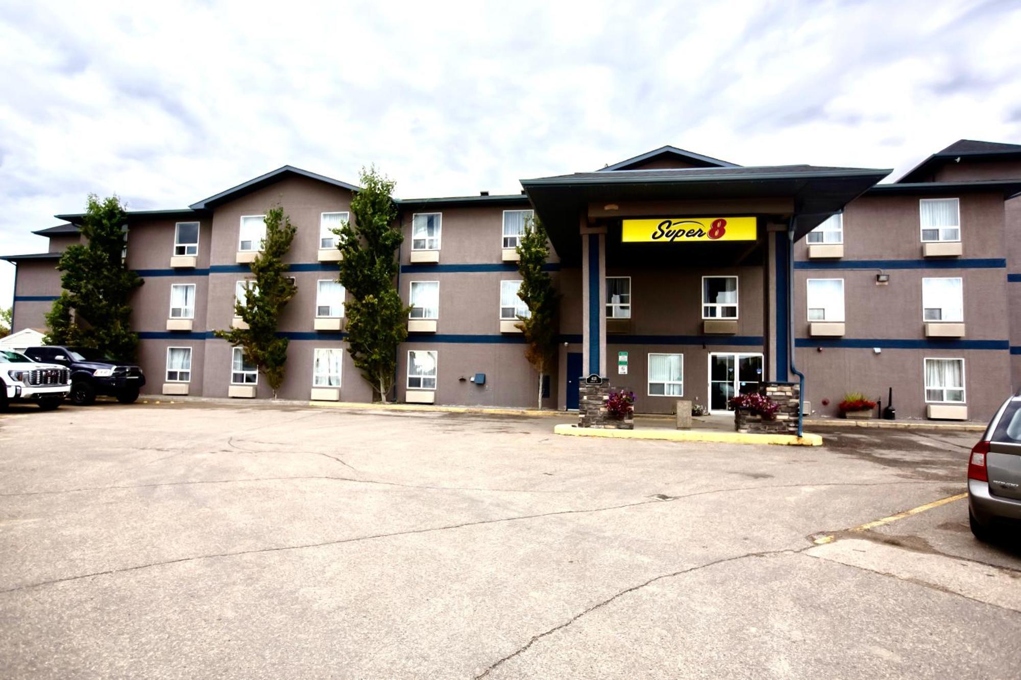 Super 8 By Wyndham Whitecourt Hotel Exterior foto
