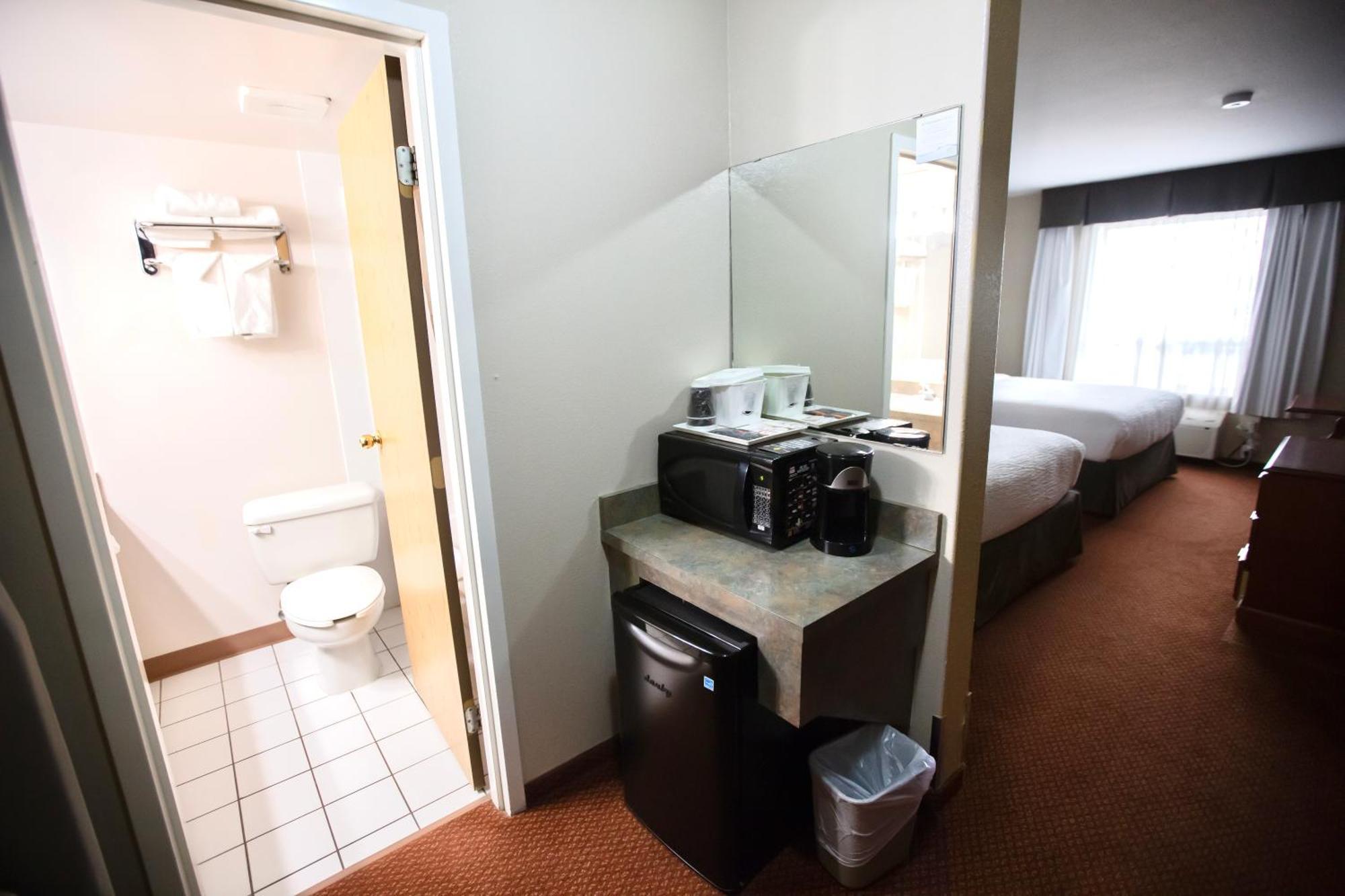Super 8 By Wyndham Whitecourt Hotel Exterior foto