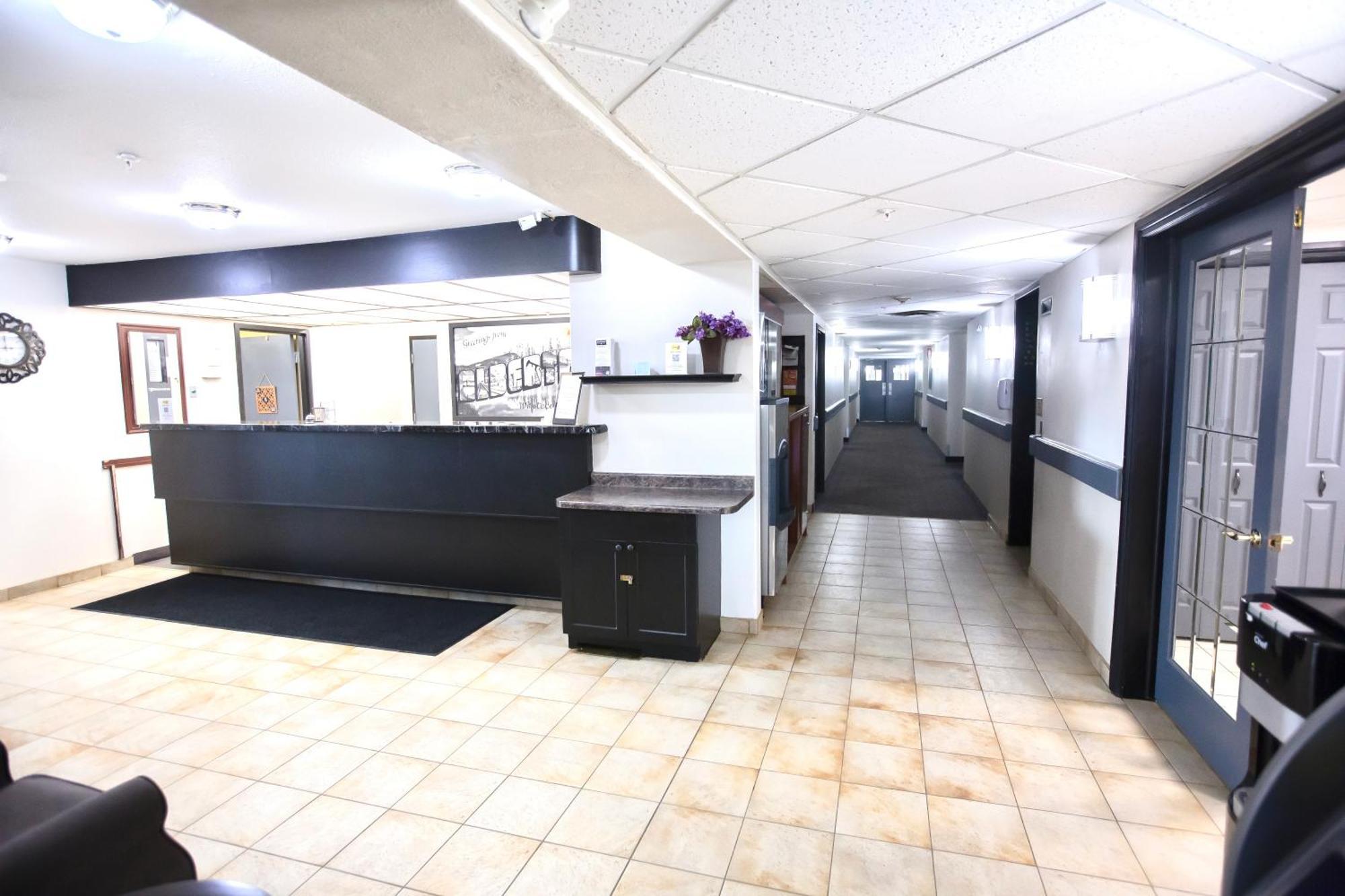 Super 8 By Wyndham Whitecourt Hotel Exterior foto
