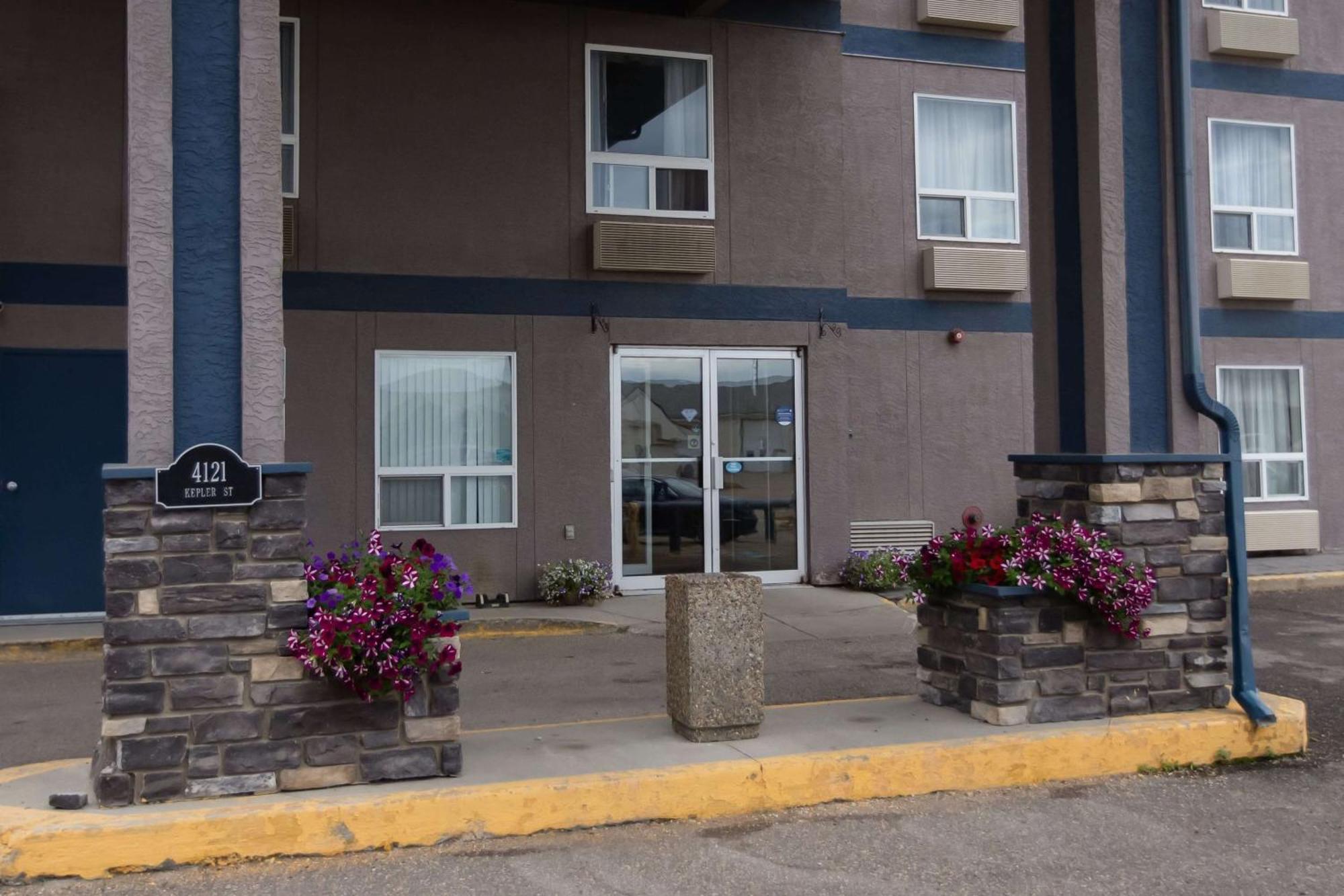 Super 8 By Wyndham Whitecourt Hotel Exterior foto
