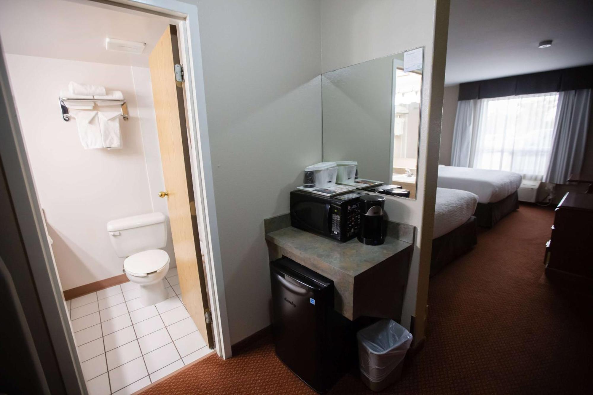 Super 8 By Wyndham Whitecourt Hotel Exterior foto