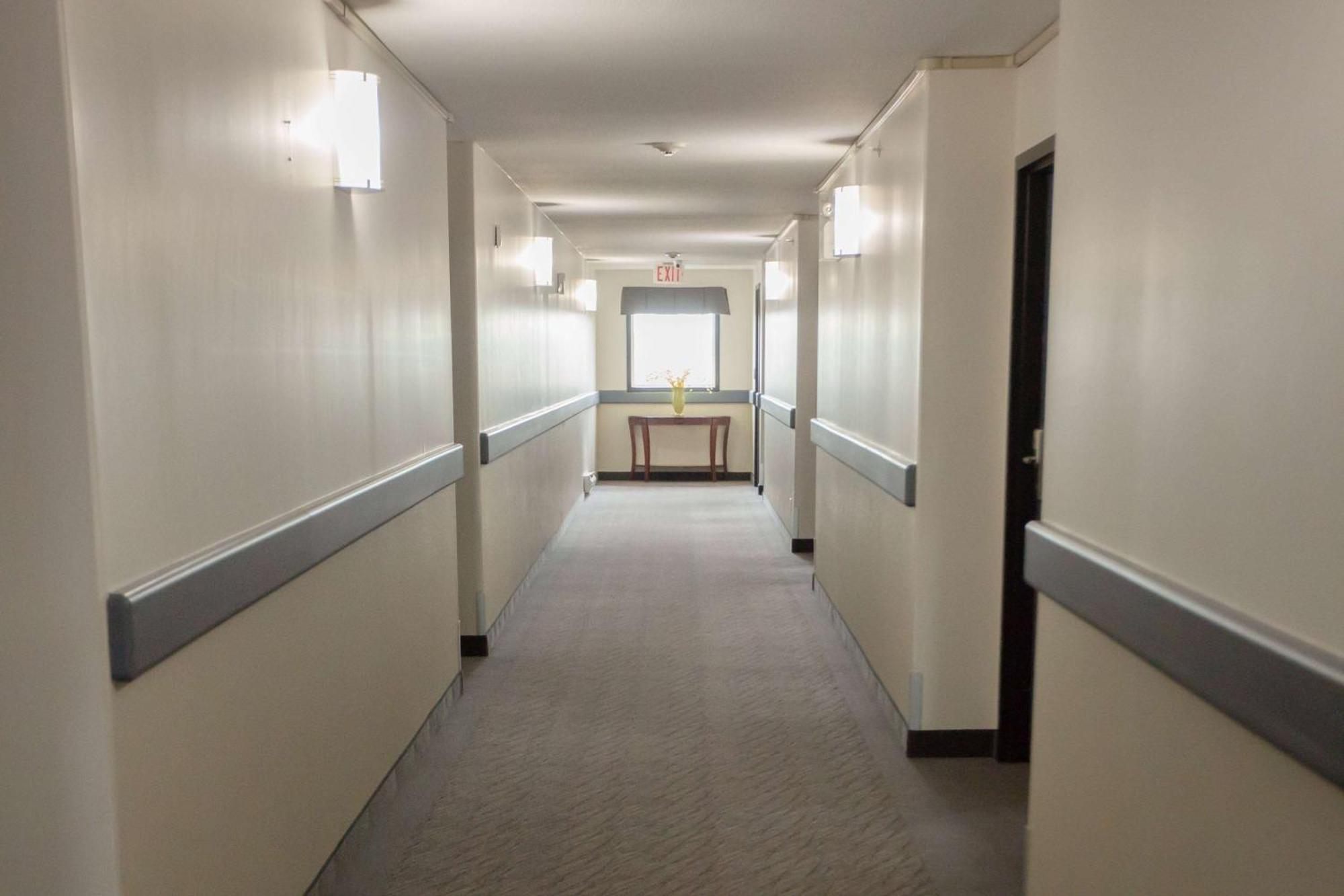 Super 8 By Wyndham Whitecourt Hotel Exterior foto